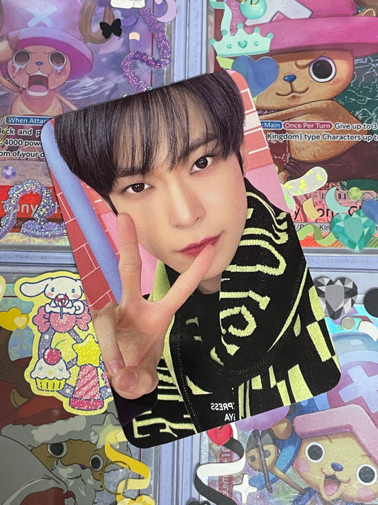 Doyoung SMTOWN LIVE 2022 ver Emblem Bagde